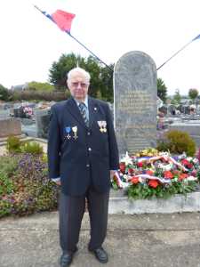  Yann DERRIEN 
09/07/1928 - 29/12/2013
Ecusson 1er REP sur la cravate.
