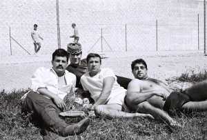 Pierre MAGADE
Marcel FERRANDEZ
Vincent AVELLANEDA
  Roland TALTAVULL  
devant le court de tennis